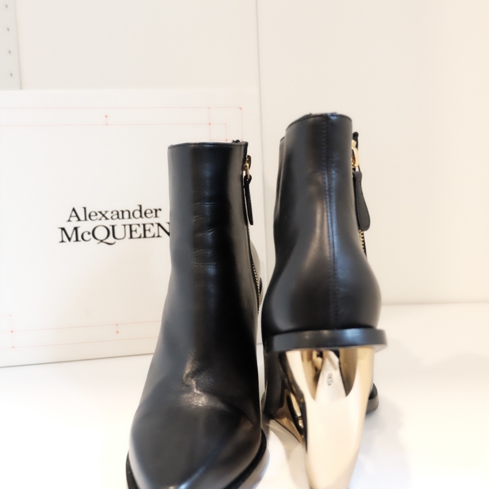 Alexander McQueen - Picture 4 of 7